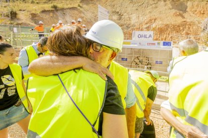 La salida de 'Saturia' a la superficie ha sido celebrada entre aplausos