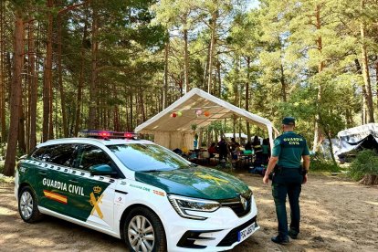 La Guardia Civil acompaña a los menores en el regreso al campamento.