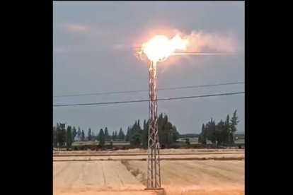 Una lectora Soria de vacaciones entre Huesca y Zaragoza nos remite en exclusiva este vídeo del incendio en una torre de la línea eléctrica, cayendo pavesas al campo circundante. La tormenta registrada en la zona, entre Zuera y Guerra de Gállego, tiene una gran cantidad de rayos y viento, lo que ha podido causar la chispa inicial que ha prendido el nido de cigüeña. Antes de proceder a la grabación se había dado el pertinente aviso a los servicios de emergencia y extinción de incendios.