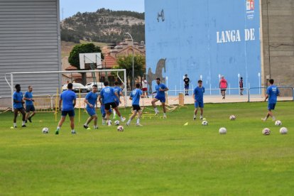 Los jugadores del equipo ribereño durante uno de los ejercicios