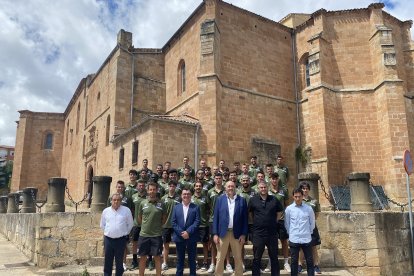 Los representantes numantinos frente a la Concatedral de San Pedro