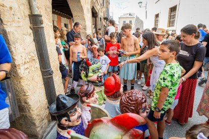 La mañana es para los niños en la villa ribereña