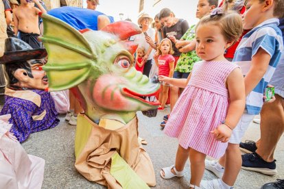 La mañana es para los niños en la villa ribereña