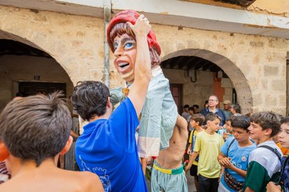 La mañana es para los niños en la villa ribereña