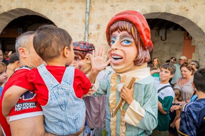 La mañana es para los niños en la villa ribereña