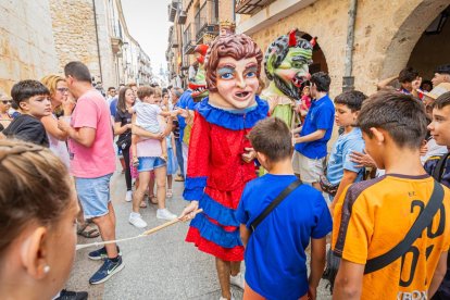 La mañana es para los niños en la villa ribereña