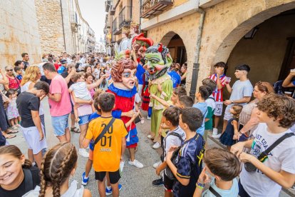 La mañana es para los niños en la villa ribereña