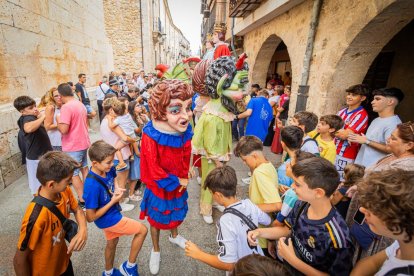 La mañana es para los niños en la villa ribereña