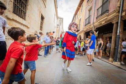 La mañana es para los niños en la villa ribereña