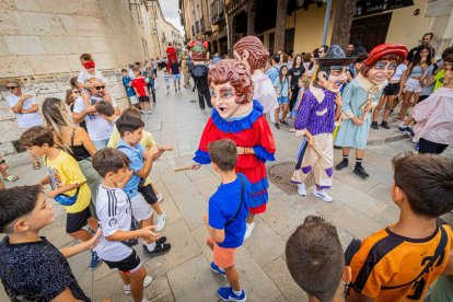 La mañana es para los niños en la villa ribereña