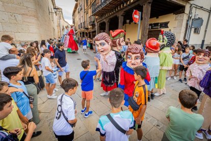 La mañana es para los niños en la villa ribereña