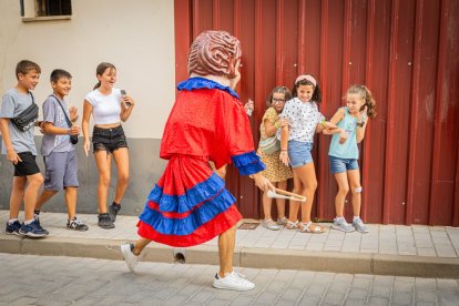 La mañana es para los niños en la villa ribereña