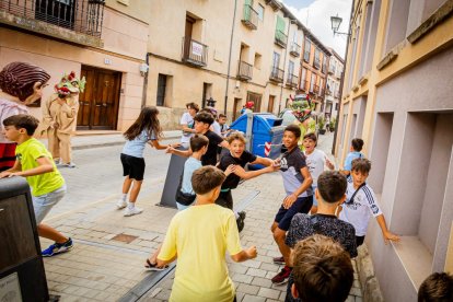 La mañana es para los niños en la villa ribereña