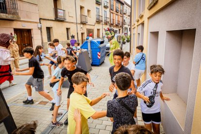 La mañana es para los niños en la villa ribereña