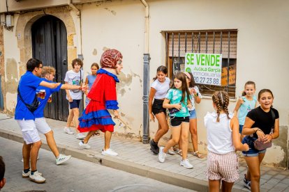 La mañana es para los niños en la villa ribereña