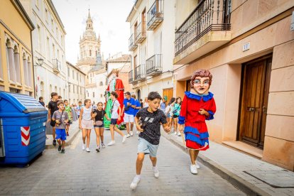 La mañana es para los niños en la villa ribereña