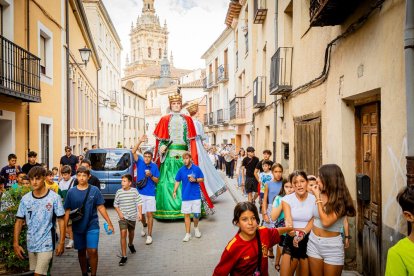 La mañana es para los niños en la villa ribereña