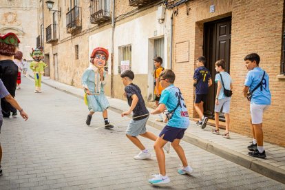 La mañana es para los niños en la villa ribereña