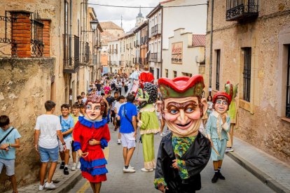 La mañana es para los niños en la villa ribereña