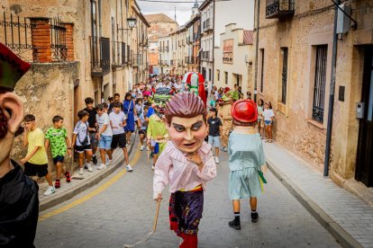 La mañana es para los niños en la villa ribereña