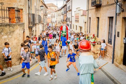 La mañana es para los niños en la villa ribereña