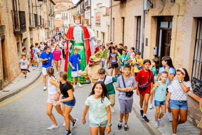 La mañana es para los niños en la villa ribereña