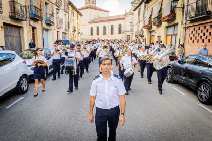 La mañana es para los niños en la villa ribereña