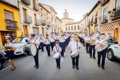 La mañana es para los niños en la villa ribereña