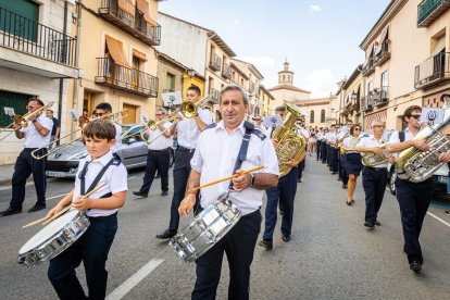 La mañana es para los niños en la villa ribereña