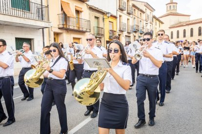 La mañana es para los niños en la villa ribereña