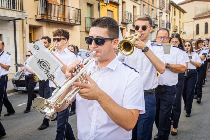 La mañana es para los niños en la villa ribereña