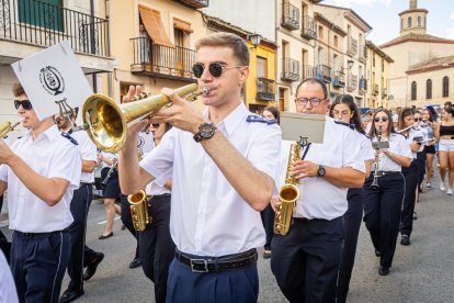 La mañana es para los niños en la villa ribereña