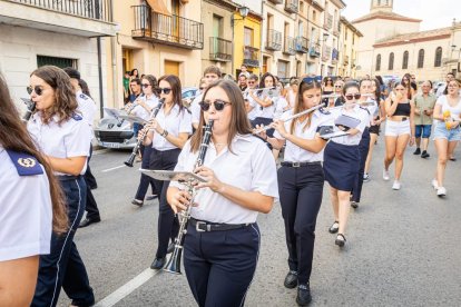 La mañana es para los niños en la villa ribereña