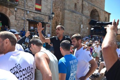 La pingada del mayo de Vinuesa da el pistoletazo de salida a sus fiestas de la Virgen del Pino y San Roque 2024.