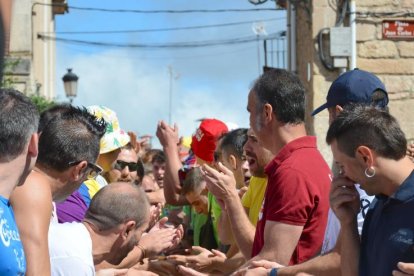 La pingada del mayo de Vinuesa da el pistoletazo de salida a sus fiestas de la Virgen del Pino y San Roque 2024.