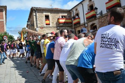 La pingada del mayo de Vinuesa da el pistoletazo de salida a sus fiestas de la Virgen del Pino y San Roque 2024.