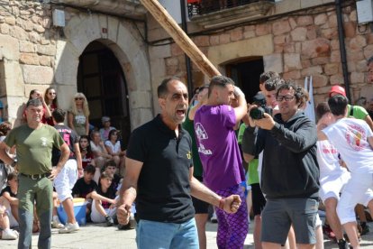 La pingada del mayo de Vinuesa da el pistoletazo de salida a sus fiestas de la Virgen del Pino y San Roque 2024.