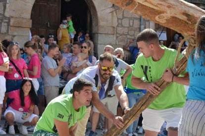 La pingada del mayo de Vinuesa da el pistoletazo de salida a sus fiestas de la Virgen del Pino y San Roque 2024.