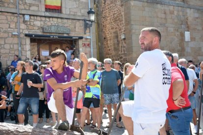 La pingada del mayo de Vinuesa da el pistoletazo de salida a sus fiestas de la Virgen del Pino y San Roque 2024.