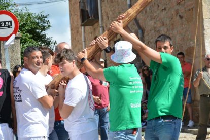 La pingada del mayo de Vinuesa da el pistoletazo de salida a sus fiestas de la Virgen del Pino y San Roque 2024.