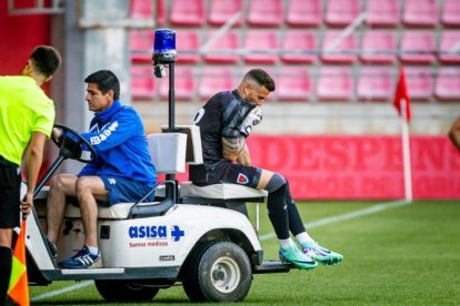 Fran Dorronsoro tuvo que abandonar el césped en camilla durante el partido ante la Ponferradina.