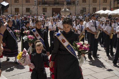 Ofrenda floral a la Virgen de Espino en las fiestas de El Burgo de Osma 2024.