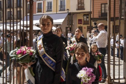 Ofrenda floral a la Virgen de Espino en las fiestas de El Burgo de Osma 2024.