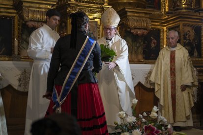 Ofrenda floral a la Virgen de Espino en las fiestas de El Burgo de Osma 2024.