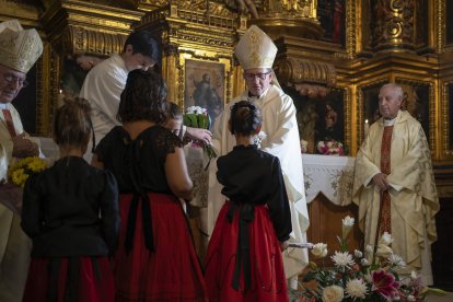 Ofrenda floral a la Virgen de Espino en las fiestas de El Burgo de Osma 2024.