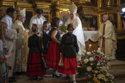 Ofrenda floral a la Virgen de Espino en las fiestas de El Burgo de Osma 2024.