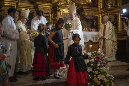 Ofrenda floral a la Virgen de Espino en las fiestas de El Burgo de Osma 2024.