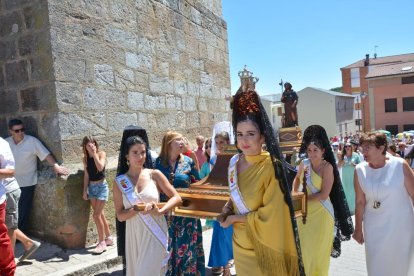 Navaleno celebra sus fiestas de la Virgen y San Roque con el baile de la jota tan característico de la localidad.