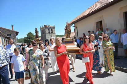 Navaleno celebra sus fiestas de la Virgen y San Roque con el baile de la jota tan característico de la localidad.