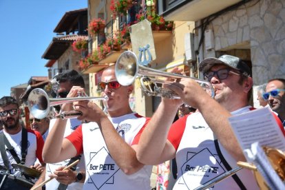 Navaleno celebra sus fiestas de la Virgen y San Roque con el baile de la jota tan característico de la localidad.